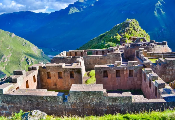 ペルーのピサックの町の古代の壁偉大な石積みと緑の丘 — ストック写真