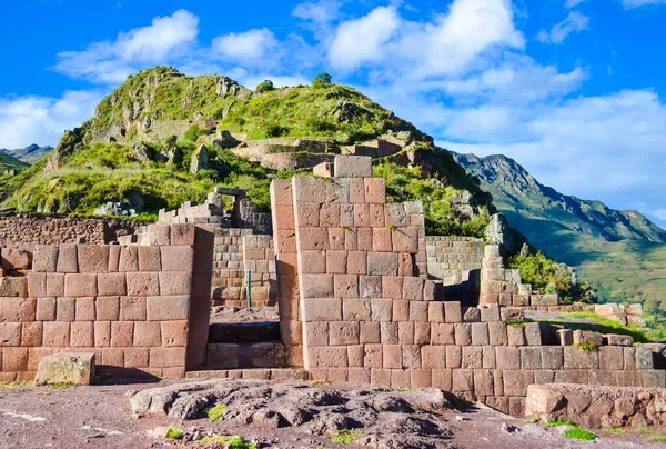 ペルーの古代ピサック・インカの町の廃墟の扉神聖な谷 — ストック写真