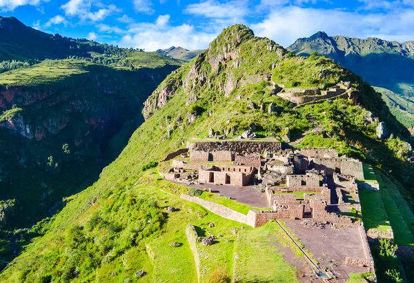 緑の丘の上にペルーの古いインカのピサックの町の遺跡 — ストック写真
