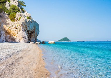 Türkiye 'de Kemer yakınlarında berrak suları olan güzel çakıl taşı plajı