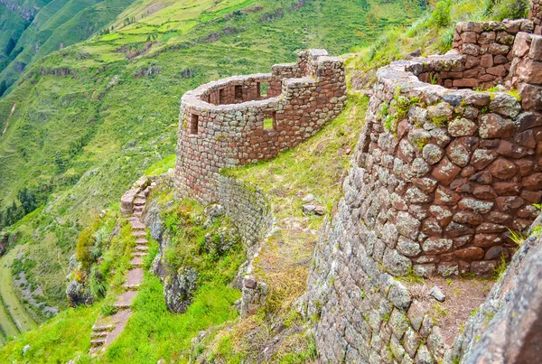 緑の丘の上にペルーのピサック町の丸塔の遺跡 — ストック写真