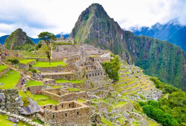Machu Picchu, Peru 'daki büyük duvarlarla manzarayı mahvediyor.