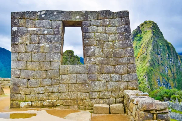 ペルーのマチュピチュ遺跡の窓のある古代の壁 — ストック写真