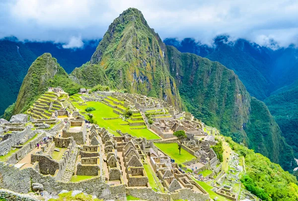緑の丘 美しい光と曇りの空とペルーの放棄されたマチュピチュ遺跡 — ストック写真
