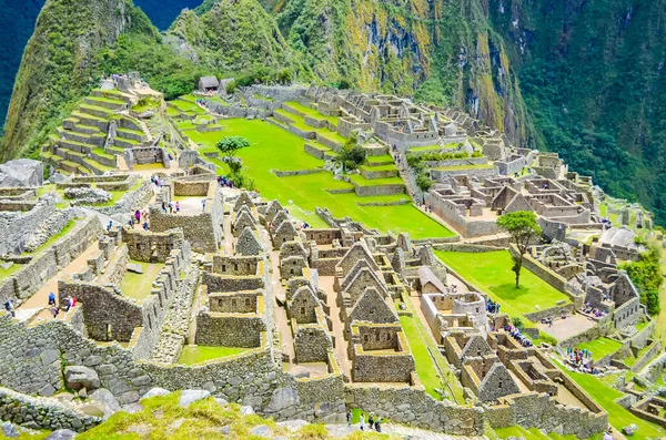 石壁と窓と美しい光でペルーの放棄された都市マチュピチュの遺跡 — ストック写真