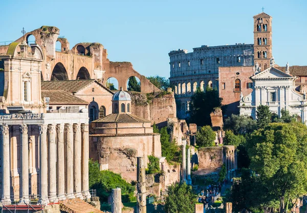 Fórum Romano com antigas colunatas e ruínas em Roma, Itália ao pôr do sol — Fotografia de Stock