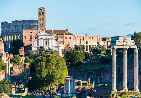 Fórum Romano em Roma, Itália com colunas antigas e Coliseu — Fotografia de Stock