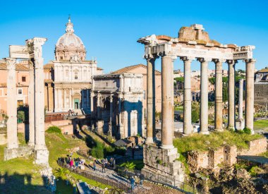 Roma Forumu İtalya 'nın merkezinde antik harabeler ve sütunlarla, Septimus Severus kemeri ve günbatımı ışığıyla
