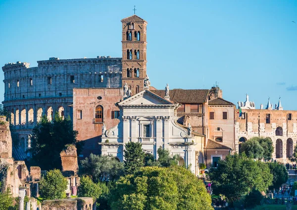 Vista Fórum Romano Roma Itália Com Colunas Antigas Coliseu Sobre — Fotografia de Stock