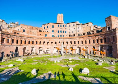 Trajan 'ın Forumu ve Roma' daki Trajan Pazarı İtalya şehir merkezinde güzel bir ışık ve mavi gökyüzü ile gölgeler