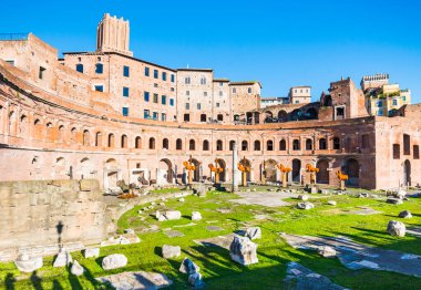 Trajan 'ın Trajan Forumu' ndaki pazarı, aydınlık ve gölgelerle dolu güneşli bir günde İtalya 'nın başkenti Roma' nın yan manzarasını harap etti