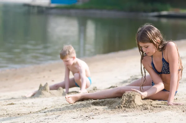 砂で遊ぶ 2 人の子供 — ストック写真