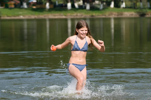 Девушка выходит из воды — стоковое фото