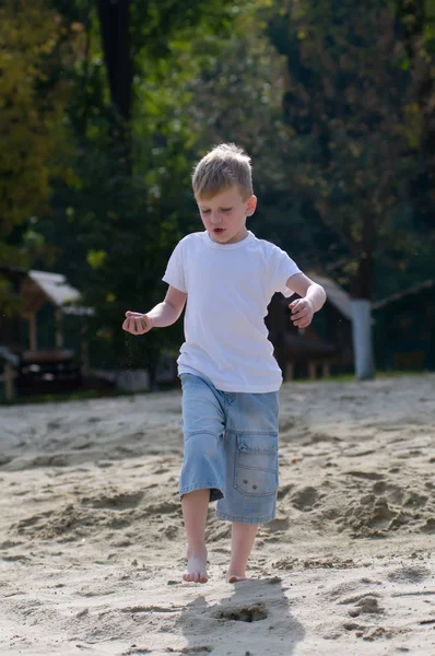 Ballando ragazzo sulla spiaggia — Foto Stock