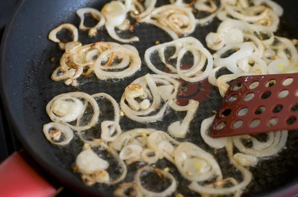 Hagyma a sütéshez a Pan piros szín — Stock Fotó