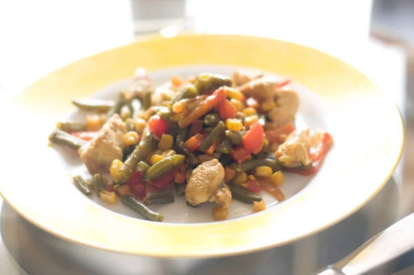 Chiken meat and vegetables on plate — Stock Photo, Image