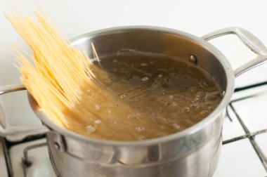 Çelik tencere ateşe