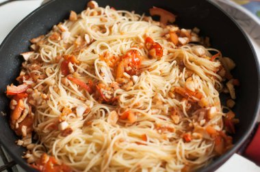 Tavuk ve kırmızı biber kızartma tavası üzerinde