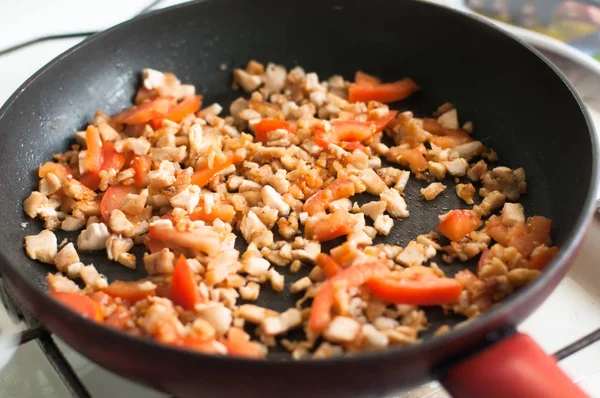 Kip en paprika op koekenpan — Stockfoto