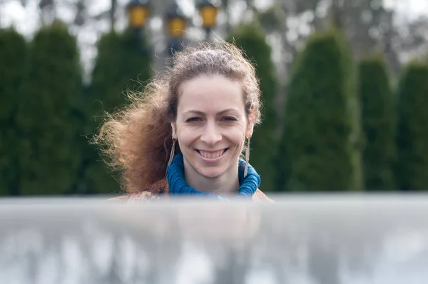 Bella donna sorridente con i capelli scintillanti — Foto Stock