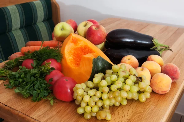 Фрукты и овощи на деревянном столе — стоковое фото