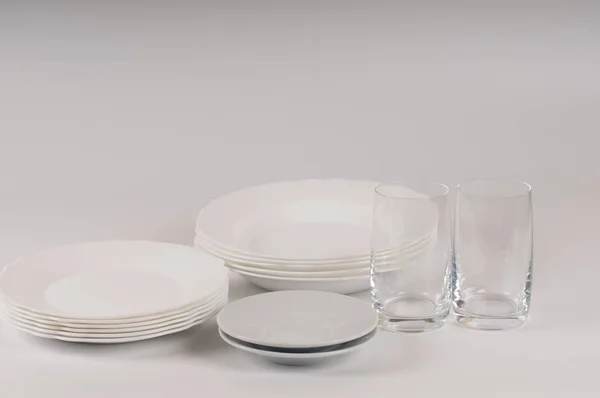 Bílé nádobí na bílém pozadí — Stock fotografie