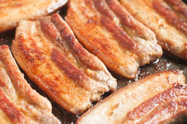 Fleisch in der Pfanne — Stockfoto