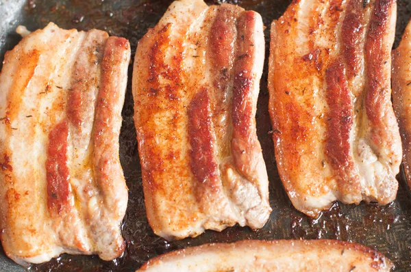Vlees op koekenpan — Stockfoto