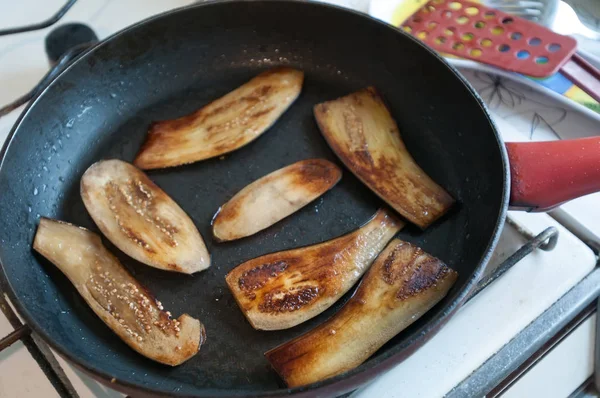 Нарезанные баклажаны на сковороде — стоковое фото