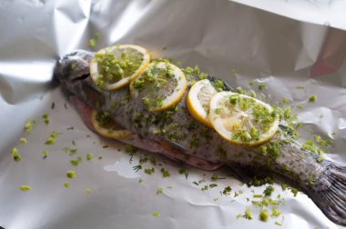 Ham alabalık yemek pişirmek için hazır