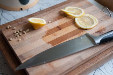 Bıçak ve limon kesme tahtası üzerinde