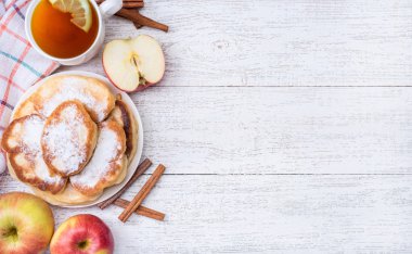 Tarçın ile ev yapımı elma krep.