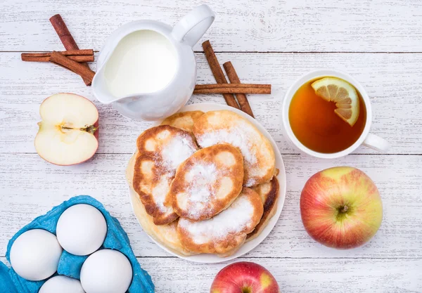 Hausgemachte Apfelpfannkuchen mit Zimt. — Stockfoto