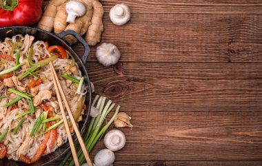 Baharatlı tavuk ve sebze erişte. 