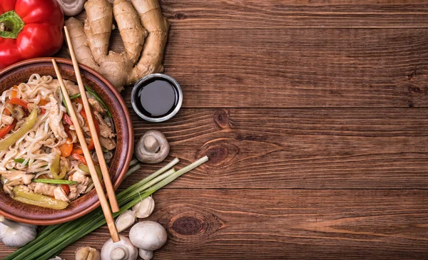 香辣鸡肉和蔬菜面条. — 图库照片