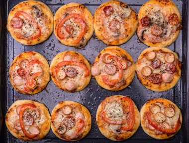 Mini pizza. Pişirme kavramı.