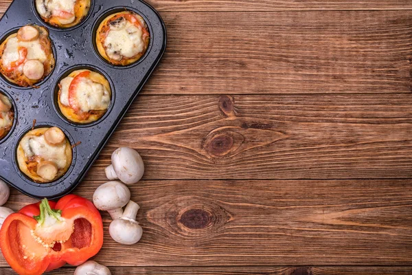 Deep dish pizza cupcakes on wooden board. — Stock Photo, Image