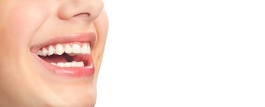 Gülümseyen genç kadın.