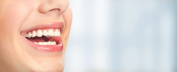 Sorrindo jovem mulher. — Fotografia de Stock