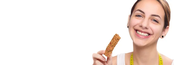 Young woman eating muesli bar . — Stock Photo, Image