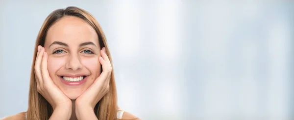 Young woman smiling . — Stock Photo, Image