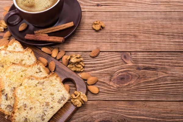 木製の背景にコーヒーと自家製ナット ケーキ. — ストック写真