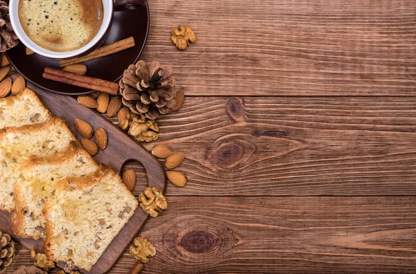 Zelfgemaakte notentaart met kopje koffie op houten achtergrond. — Stockfoto