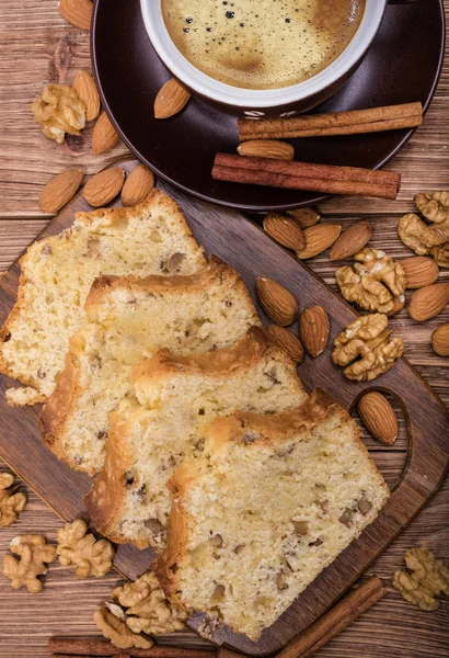 수 제 너트 나무 배경에 coffe의 컵 케이크. — 스톡 사진