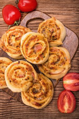 Pizza ahşap tahta üzerinde rulo.