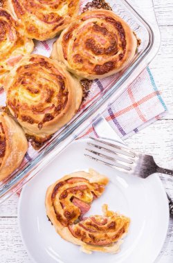 Jambon ve peynir rulo ahşap tahta üzerinde.