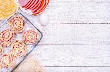 Jambon ve peynir rulo ahşap tahta üzerinde. 