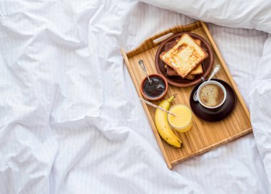 Yatakta - bir fincan kahve ile Fransız tost Servis Kahvaltı.