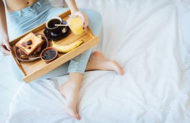 Yatakta - bir fincan kahve ile Fransız tost Servis Kahvaltı.