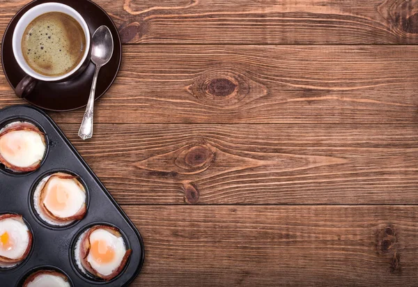 Reggeli sült tojás szalonnával és muffin ón. Csésze kávé. — Stock Fotó